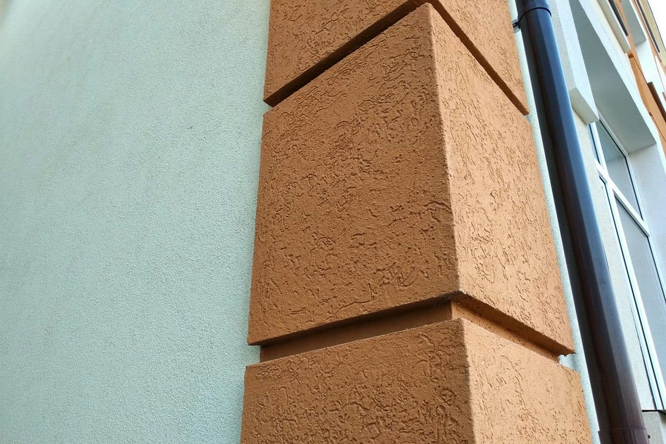 kasetony dekoracyjne na budynku